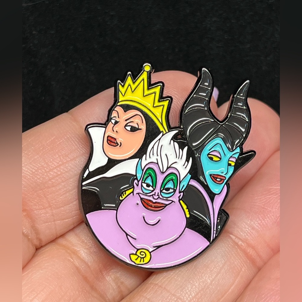 🧙‍♀️💀🪦Disney Evil Villian/Ursula lapel pin -enamel NWOT